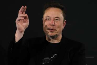 Tesla and SpaceX’s CEO Elon Musk gestures during an in-conversation event with Britain’s Prime Minister Rishi Sunak in London, Thursday, Nov. 2, 2023. Sunak discussed AI with Elon Musk in a conversation that is played on the social network X, which Musk owns.(AP Photo/Kirsty Wigglesworth, Pool) Associated Press/LaPresse Only Italy And Spain