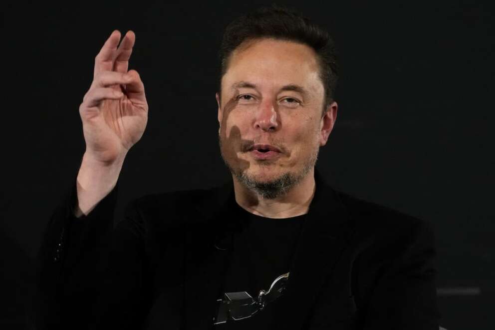 Tesla and SpaceX’s CEO Elon Musk gestures during an in-conversation event with Britain’s Prime Minister Rishi Sunak in London, Thursday, Nov. 2, 2023. Sunak discussed AI with Elon Musk in a conversation that is played on the social network X, which Musk owns.(AP Photo/Kirsty Wigglesworth, Pool) Associated Press/LaPresse Only Italy And Spain