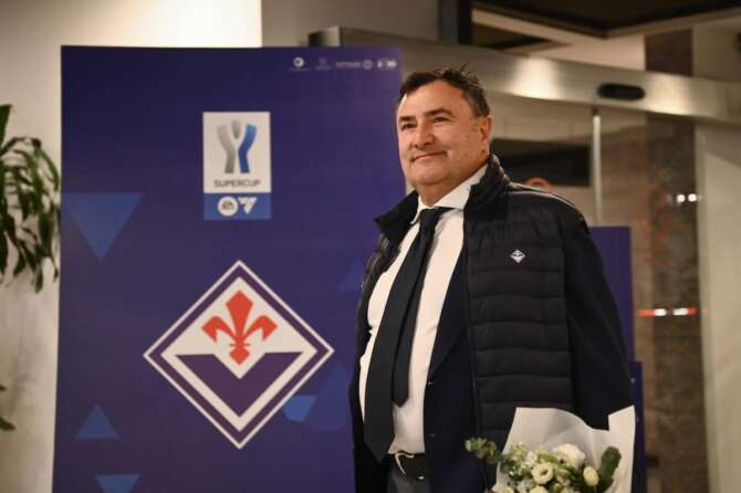 Foto Massimo Paolone/LaPresse 15 Gennaio 2024 – Riad, Arabia Saudita – sport, calcio – EA SPORTS FC Supercoppa italiana 2023/2024 – Arrivo a Riad della squadra ACF Fiorentina – Aeroporto privato Riad Nella foto: Joe Barone (ACF Fiorentina) January 15, 2024 Riyadh, Saudi Arabia – sport, soccer – EA SPORTS FC Italian Supercup 2023/2024 – ACF Fiorentina team arrival in Riyadh – Riyadh private airport. In the pic: Joe Barone (ACF Fiorentina)