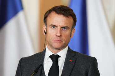 Minaccia Russia, Macron mette l’elmetto da guerra ma Tajani frena: “Nato non deve entrare in Ucraina”