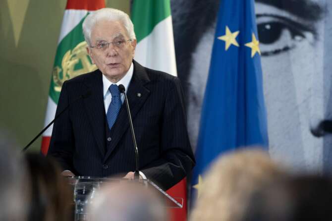 Mattarella elogia le conquiste delle donne e dimentica gli ostacoli che ancora esistono