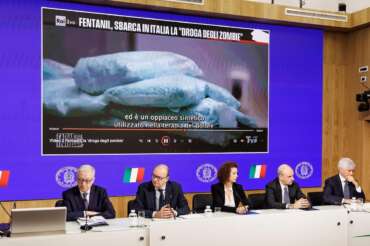 Il sottosegretario alla presidenza del Consiglio Alfredo Mantovano (sinistra), il ministro dell’Istruzione Giuseppe Valditara, la dott.ssa Sabina Strano Rossi, il ministro della Salute Orazio Schillaci e il ministro dello Sport Andrea Abodi a Palazzo Chigi durante la presentazione del Piano nazionale di prevenzione contro l’uso improprio di Fentanyl. Roma, Martedì, 12 marzo 2024 (Foto Roberto Monaldo / LaPresse) Undersecretary to the presidency of the Council Alfredo Mantovano (from left), minister of Education Giuseppe Valditara, dr. Sabina Strano Rossi, minister of Health Orazio Schillaci and the minister of Sport Andrea Abodi at Palazzo Chigi during the presentation of the National plan prevention against the improper use of Fentanyl. Rome, Tuesday, March 12, 2024 (Photo by Roberto Monaldo / LaPresse)