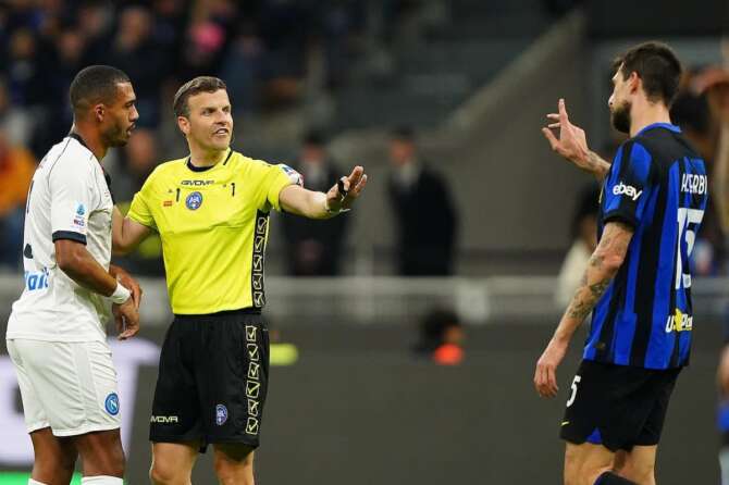 Napoli’s Juan Jesus talks with the referee Federico La Penna about racism episode with Inter’s Francesco Acerbi during the Serie A soccer match between Inter and Napoli at the San Siro Stadium in Milan , north Italy – Sunday , March 17, 2024. Sport – Soccer . (Photo by Spada/LaPresse)