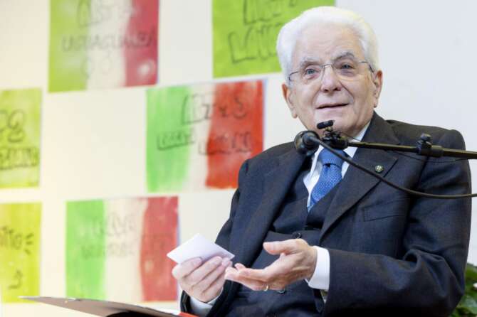 Mattarella, schiaffo al delirio identitario della destra: “no” del Colle a chi vuole cancellare la laicità della Costituzione