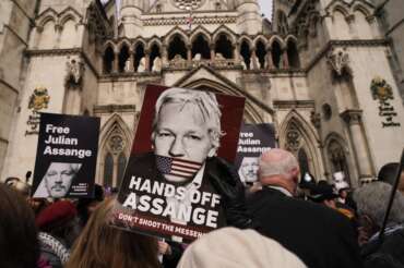 Assange, niente estradizione negli Usa: l’Alta Corte di Londra concede al fondatore di WikiLeaks un nuovo appello