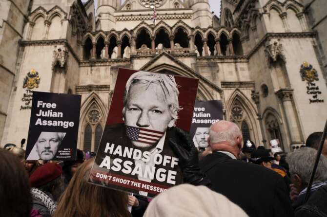 Perché Julian Assange resta in prigione, la decisione della Corte inglese
