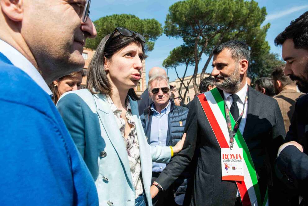 Bari sfida il governo, in migliaia al fianco del sindaco Decaro: “Non ci faremo ricattare”