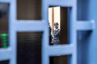 Sovraffollamento, turni massacranti, suicidi: qualcuno si accorgerà mai degli agenti penitenziari?