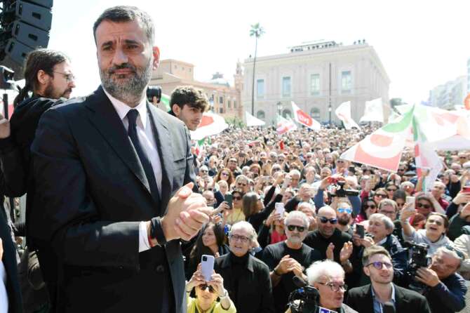 Su Decaro si è messa in moto la macchina del fango: il plotone di esecuzione formato da giornali, 007 e Viminale