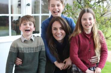 La foto ritoccata di Kate Middleton con i figli