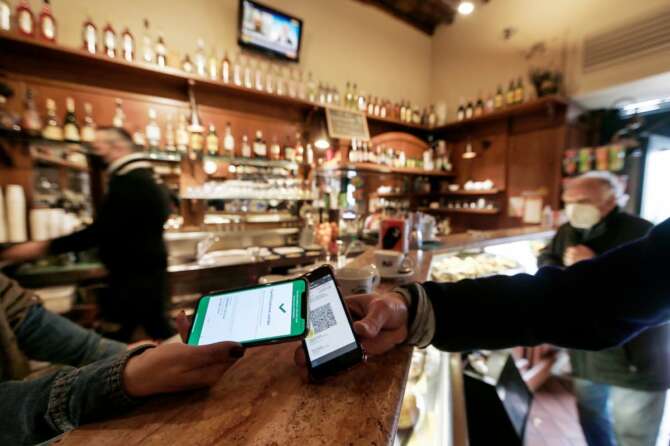 Cos’è il Green pass globale dell’Oms e perché l’Italia sceglie di non aderire: la mossa del ministro Schillaci