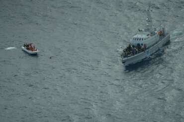 L’intervento della motovedetta della Guardia costiera libica ripreso dall’alto dall’elicottero di Sea Watch