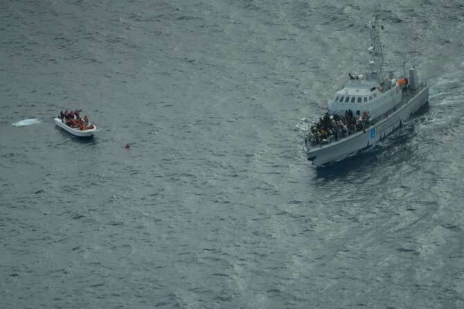 L’intervento della motovedetta della Guardia costiera libica ripreso dall’alto dall’elicottero di Sea Watch