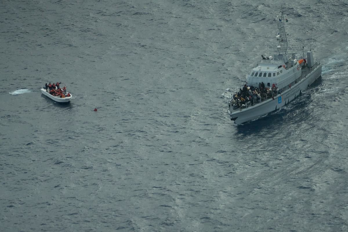 L'intervento della motovedetta della Guardia costiera libica ripreso dall'alto dall'elicottero di Sea Watch
