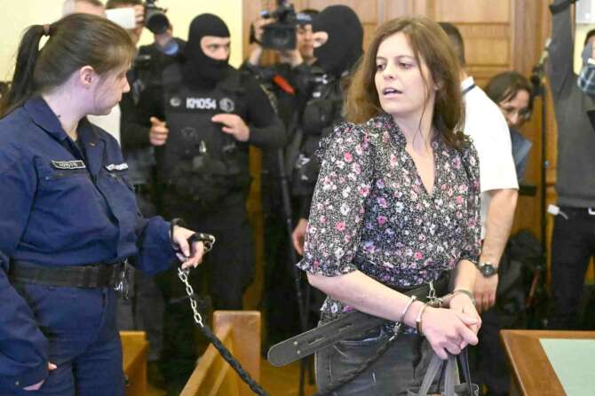 Ilaria Salis resta in catene e l’Italia se ne frega: il garantismo a corrente alternata del governo Meloni