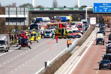Flixbus si ribalta in autostrada, il drammatico incidente vicino Lipsia: almeno 5 morti e numerosi feriti