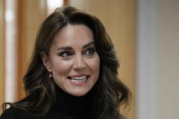 Kate, Princess of Wales smiles as she speaks to a woman during her visit to Sebby’s Corner in north London, Friday, Nov. 24, 2023. The Royal Foundation Centre for Early Childhood to provide support to families with young children in the run up to Christmas. Sebby’s Corner was formed in January 2021 and provides items to families in need across Barnet, Hertfordshire and London. (AP Photo/Frank Augstein, Pool) Associated Press/LaPresse Only Italy and Spain
