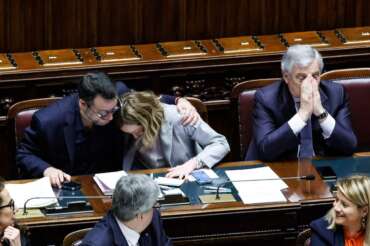 Il presidente del Consiglio Giorgia Meloni con il ministro dei Trasporti Matteo Salvini (sx) e il ministro degli Esteri Antonio Tajani alla Camera dei deputati durante le comunicazioni in vista del Consiglio europeo del 21 e 22 marzo. Roma, Mercoledì, 20 marzo 2024 (Foto Roberto Monaldo / LaPresse)