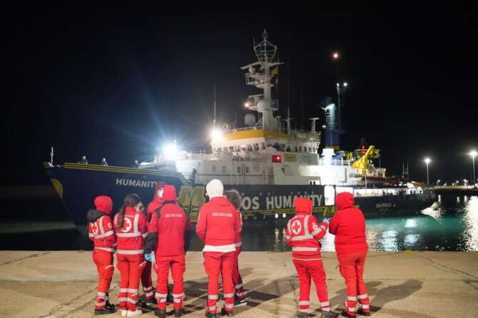 La nave Humanity1 della Ong Sos Humanity nel porto di Crotone