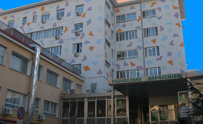 Bimba di 3 anni in pericolo di vita ad Acerra: si è rovesciata addosso una pentola d’acqua bollente