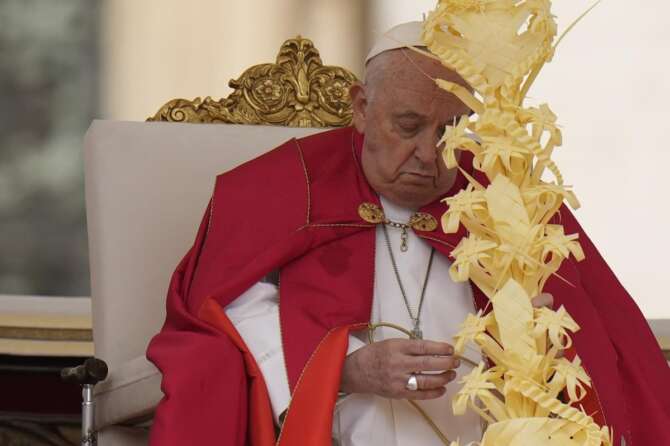 Papa Francesco in silenzio a Piazza San Pietro durante la Domenica delle Palme