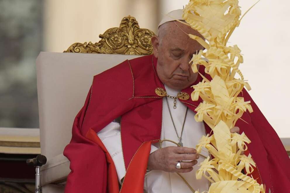 Papa Francesco in silenzio a Piazza San Pietro durante la Domenica delle Palme