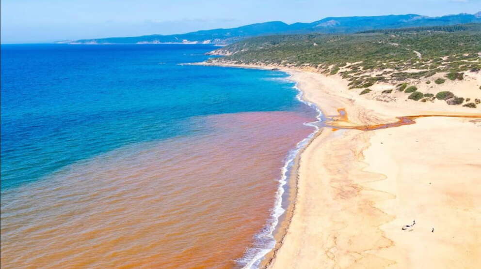 Perché il mare è rosso a Piscinas in Sardegna: il pericolo di un disastro  ambientale