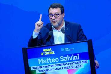 Bonus patente, il Tribunale boccia Salvini: “Discriminatorio verso gli stranieri”