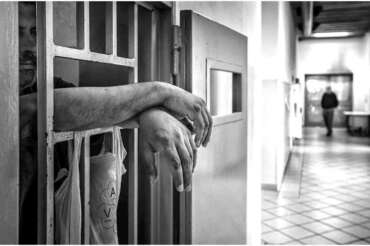 Quello specchietto per farsi la barba requisito nel giorno dei colloqui: come Andrea si è impiccato in carcere