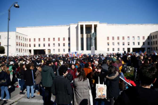 Foto Cecilia Fabiano/ LaPresse 02 Marzo 2022 Roma (Italia) Cronaca : Evento contro al guerra in Ucraina indetto dall’università della Sapienza Nella Foto : la manifestazione davanti alla Minerva Photo Cecilia Fabiano/ LaPresse March , 02 2022 Rome (Italy) News : Convention against the war organized by the University of Lazio region In The Pic : the demonstration in front of Minerva statue