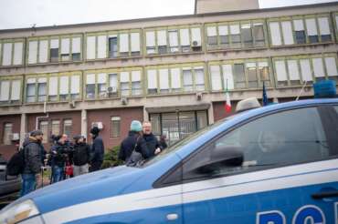 Carcere minorile Beccaria di Milano, 13 agenti arrestati e 8 sospesi: “Maltrattamenti e torture sui detenuti”