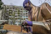 Imbrattata con vernice viola la statua di Indro Montanelli presso gli omonimi Giardini – Giovedì 04 Aprile 2024 (Foto Claudio Furlan/Lapresse) Purple paint daubed on Indro Montanelli’s statue at the Gardens of the same name – Thursday, April 04, 2024 (Photo Claudio Furlan/Lapresse)