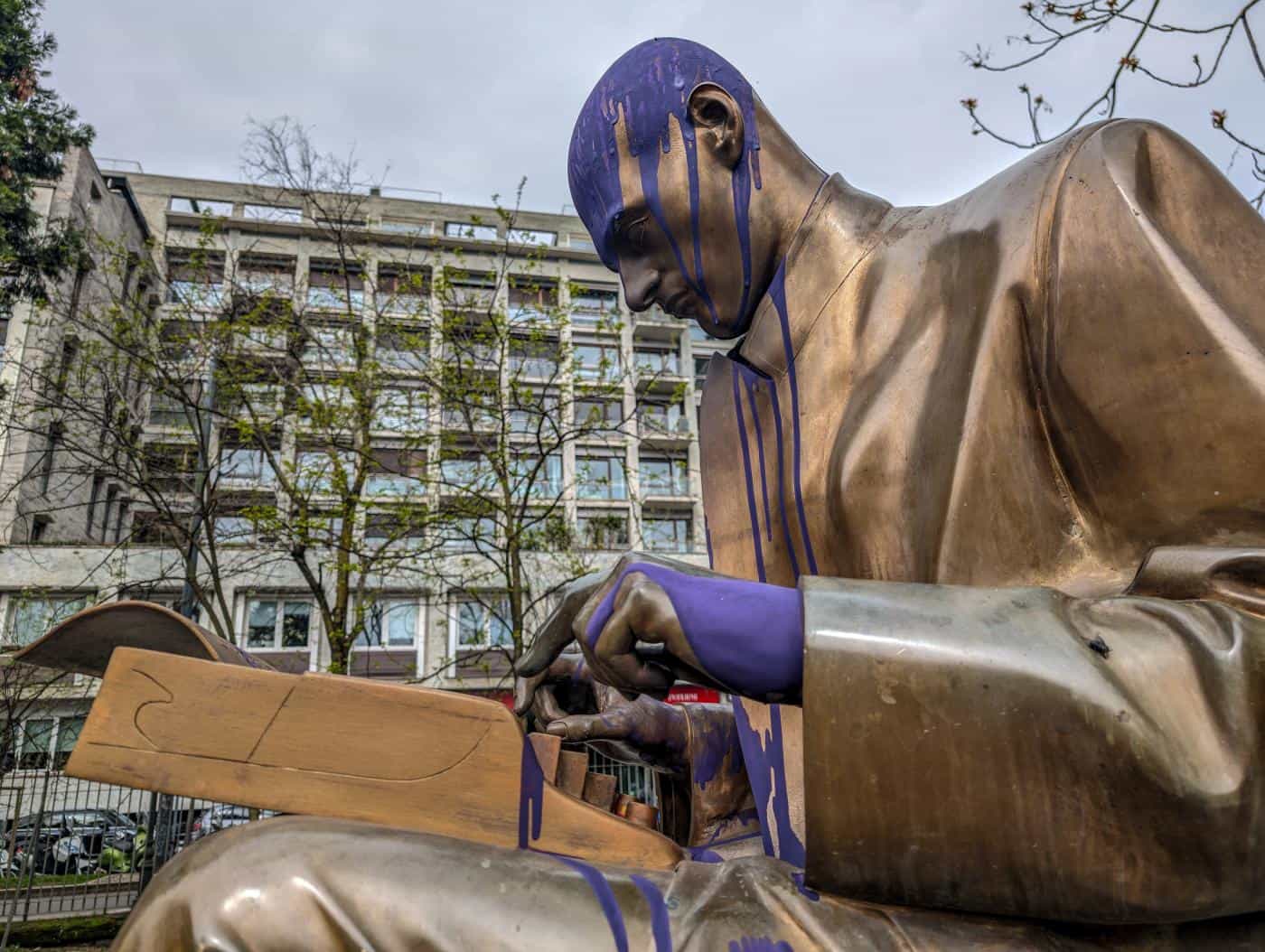 Imbrattata di nuovo la statua di Indro Montanelli a Montanelli