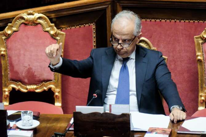 Il diritto d’asilo sostituito con il diritto al carcere, la conferma di Piantedosi