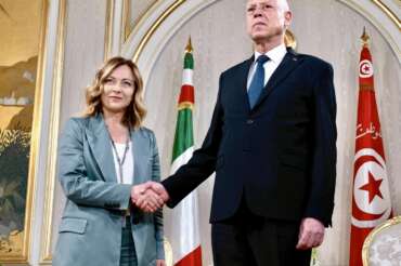 Meloni esalta Saied, il dittatore tunisino detta le regole all’Europa: “Datemi 900 milioni o vi mando i barchini”