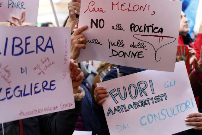 Aborto, le mani della destra sulla libertà delle donne