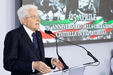 La lezione di Mattarella sul 25 aprile: “Senza memoria non c’è futuro, doverosa unità sull’antifascismo”