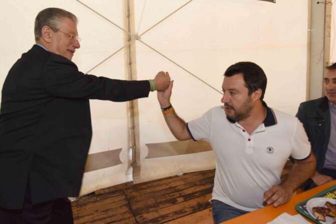 Perché Bossi ha attaccato Salvini, cosa c’è dietro le parole dell’ex leader della Lega