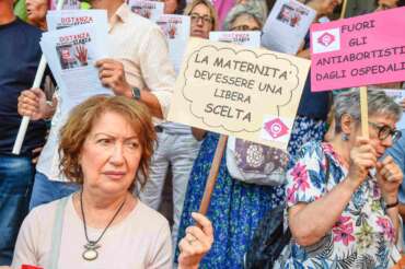 La destra assedia l’aborto: comitati pro-vita nei consultori
