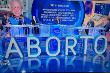 Porta a Porta, cinque ospiti solo uomini per parlare di aborto: “L’Italia di Meloni non è un paese per donne”