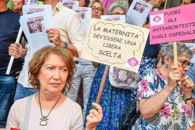 La destra assedia l’aborto: comitati pro-vita nei consultori