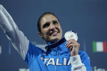 Chi è Arianna Errigo, portabandiera dell’Italia alle Olimpiadi: i trionfi nella scherma e il ritorno ad alti livelli dopo i figli