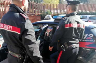 Picchiata e costretta a radersi i capelli a zero per somigliare ad un uomo: 21enne denunciato ad Angri