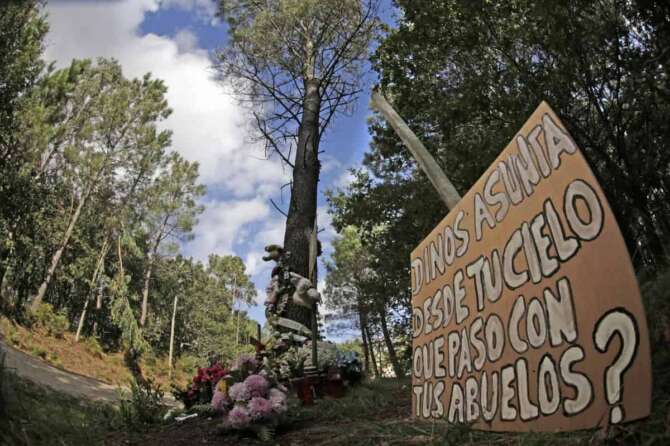 Fiori e messaggi in memoria di Asunta basterra