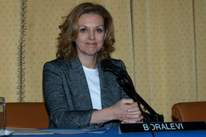 Antonella Boralevi: chi è la scrittrice che al Tg2 Post ha detto che le donne bevono per darsi un tono