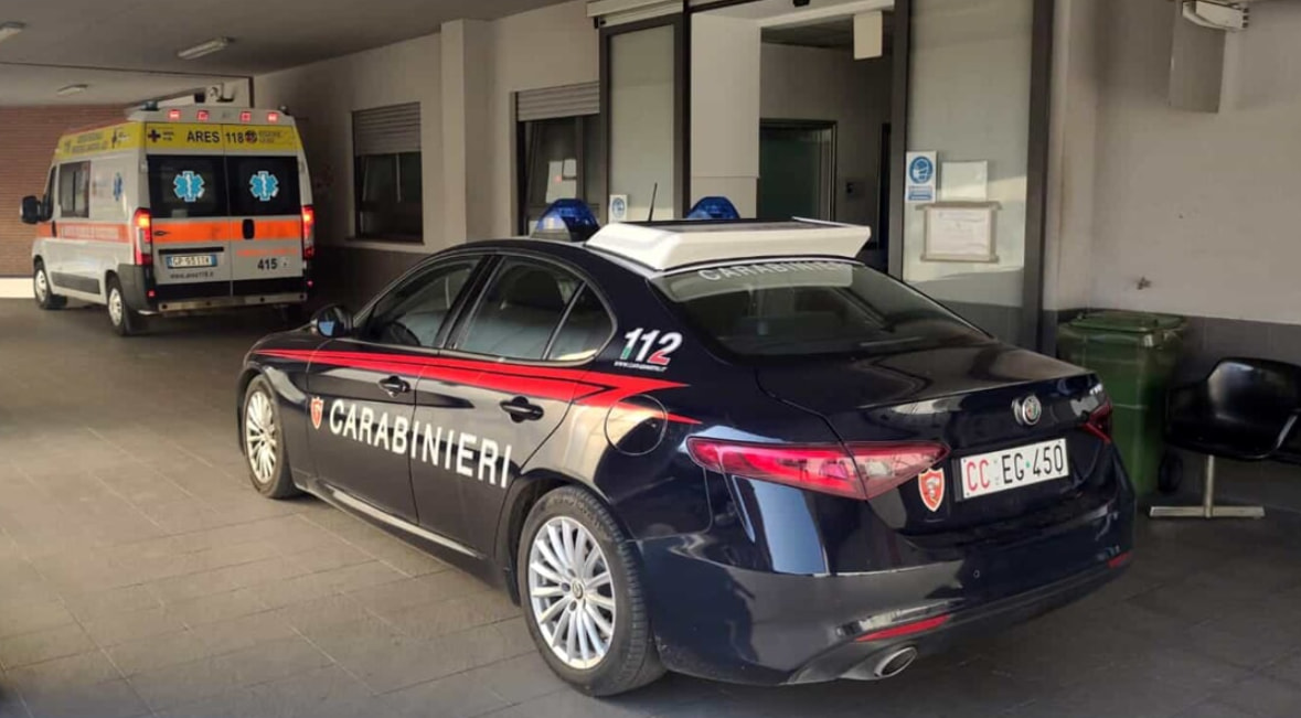 Colli Aminei: calci e pugni all'ex che vomita e sviene. Poi i Carabinieri trovano l'album degli orrori