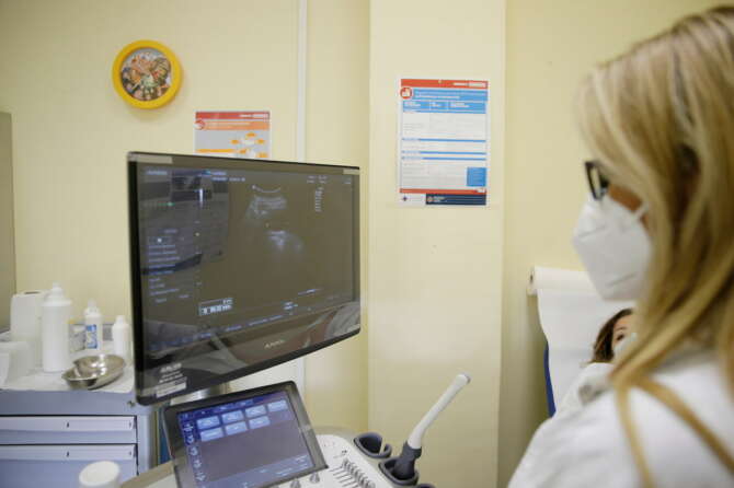 Volontari pro-vita nei consultori e ospedali, pressioni sulle donne: “Costrette ad ascoltare il battito del feto”