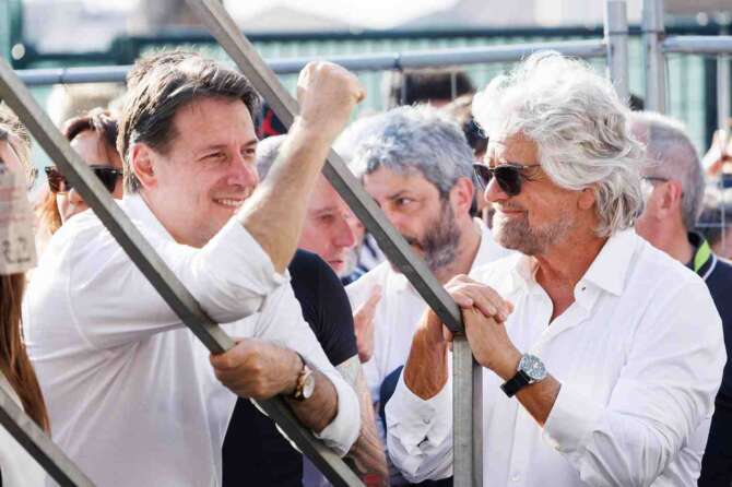 Scontro tra Pd e M5S, e la destra gongola