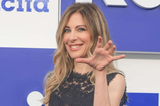 Riparte Belve, il programma di interviste di Francesca Fagnani che da martedì 2 aprile sarà di nuovo in onda in prima serata su Rai2. Cinque puntate, tantissimi ospiti. Si ripartirà dall’attrice e cantante Carla Bruni, dal politico e segretario della Lega e vice primo ministro del governo Meloni Matteo Salvini e dalla cantante Loredanà Bertè. Sul palco si alterneranno anche cinque artisti, la prima sarà Paola Turci. Confermato lo spazio comico curato da Carmine del Grosso e dalle Eterobasiche, Valeria De Angelis e Maria Chiara Cicolani. La nuova stagione, secondo indiscrezioni non confermate, dovrebbe avere come nuovi ospiti anche Marcella Bella, Simona Ventura, Antonella Clerici, Francesca Cipriani, Alessandro Borghi e Giacomo Giorgio. 
Fagnani è nata a Roma il 25 novembre del 1976, si è laureata all’Università La Sapienza in Lettere Moderne. Ha lavorato in Rai, alla sede di New York. Ha assistito agli attacchi e al crollo delle Torri Gemelle, l’11 settembre del 2001, era stata ammessa a un dottorato in Filologia dantesca all’Università Nyu. Ha collaborato con Giovanni Minoli a Rai Educational. Ha esordito come giornalista televisiva ad Annozero, il programma di Michele Santoro, nel 2006. Fagnani è stata anche co-conduttrice della seconda serata del Festival di Sanremo nell’edizione del 2023. Ha portato sul palco dell’Ariston un monologo sul tema delle carceri minorili. 
La relazione con Enrico Mentana
Francesca Fagnani dal 2013 è legata sentimentalmente al giornalista Enrico Mentana. “Nina l’ha scelta Enrico e sembra una principessa, Bice l’ho scelta io e dovrebbe chiamarsi Scampia – ha raccontato la giornalista al Corriere della Sera – Quel che mi fa rabbia è che sono entrambe pazze di Enrico. Io cucino per loro, ma niente: si buttano solo su di lui”. Al Messaggero ha raccontato del matrimonio come qualcosa cui sfugge e dei figli, che semplicemente “non sono arrivati”. 
Belve di Francesca Fagnani 
Belve è partito nel 2018, prmia sul Nove e quindi su Rai2 dal 2021. È diventato un piccolo cult. La domanda iniziale, sempre uguale per tutti: “Lei che belva si sente?”. La conduttrice ha rivelato di sentirsi un cane di razza Jack Russell in un’intervista al settimanale Sette. “Per me è una definizione ad ampio spettro. All’ 80%, ha una connotazione positiva. Sono donne, e pure qualche uomo, che si sono sapute prendere i loro spazi senza attendere gentili concessioni altrui. Hanno ottenuto quello che volevano, sono protagoniste e mai gregarie, hanno successo, o sbagliano, per merito loro. Poi ci sono anche quelle che hanno fatto scelte di vita realmente feroci”. 
Le puntate saranno disponibili on demand su RaiPlay. Belve è prodotto da Rai-Direzione Intrattenimento Prime Time in collaborazione con Fremantle Italia. È ideato e condotto da Francesca Fagnani, scritto con Gabriele Paglino e Antonio Pascale. La regia è di Mauro Stancati. “Ora non ci provano quasi più a dirmi: ‘Non chiedermi questo, non toccare questo tema’. Sono più gli agenti a essere preoccupati. Un’invadenza esagerata. Attribuiscono una fragilità al personaggio, che in realtà non ha”, ha detto Fagnani citata da Vanity Fair.