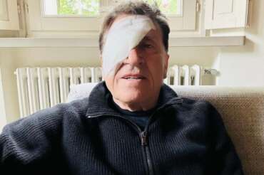 Cosa è successo a Gianni Morandi, dopo le mani l’occhio destro fasciato: “Ho fatto a pugni”